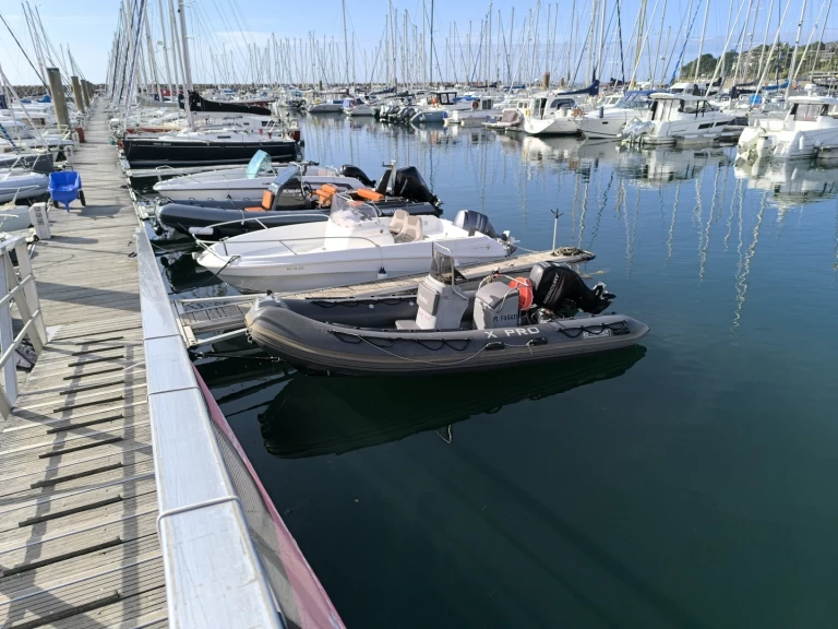 Uthyrning RIB 3dtender med en båtlicens 