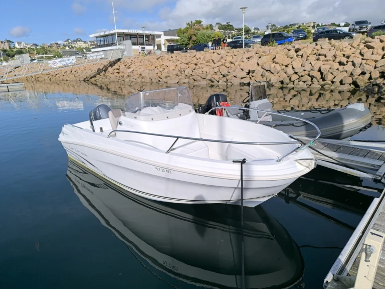 Jeanneau Cap Camarat 5.5 CC Style charter bareboat eller skeppad i Trébeurden