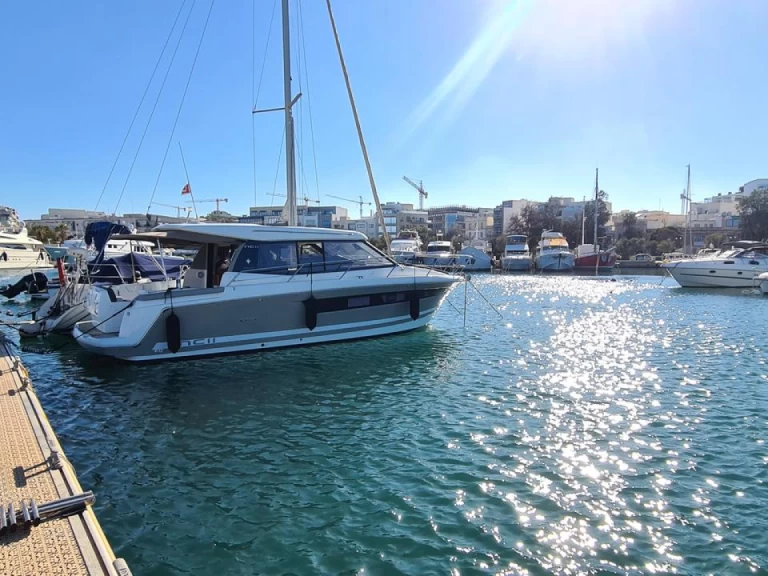 Hyra Motorbåt  med eller utan skeppare Jeanneau Gżira 