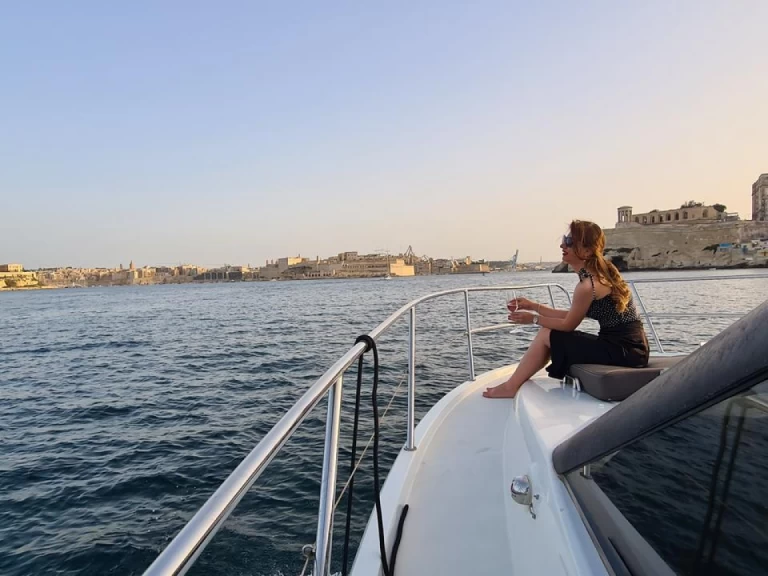 Uthyrning Motorbåt  Jeanneau med en båtlicens 