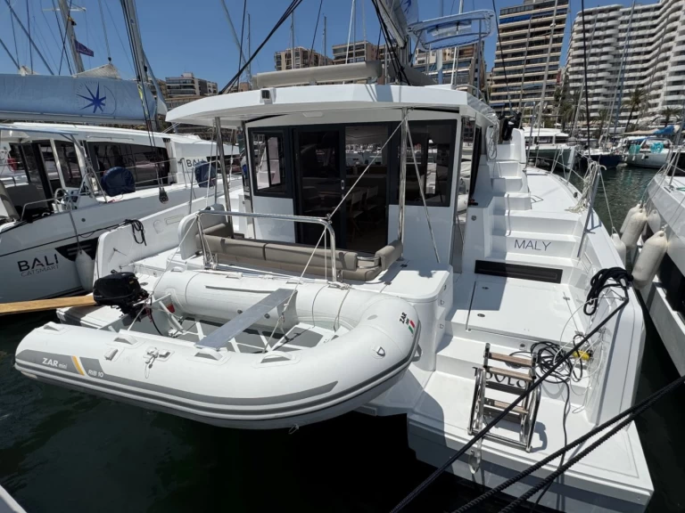 Bali Bali 4.2 charter bareboat eller skeppad i Palma de Mallorca