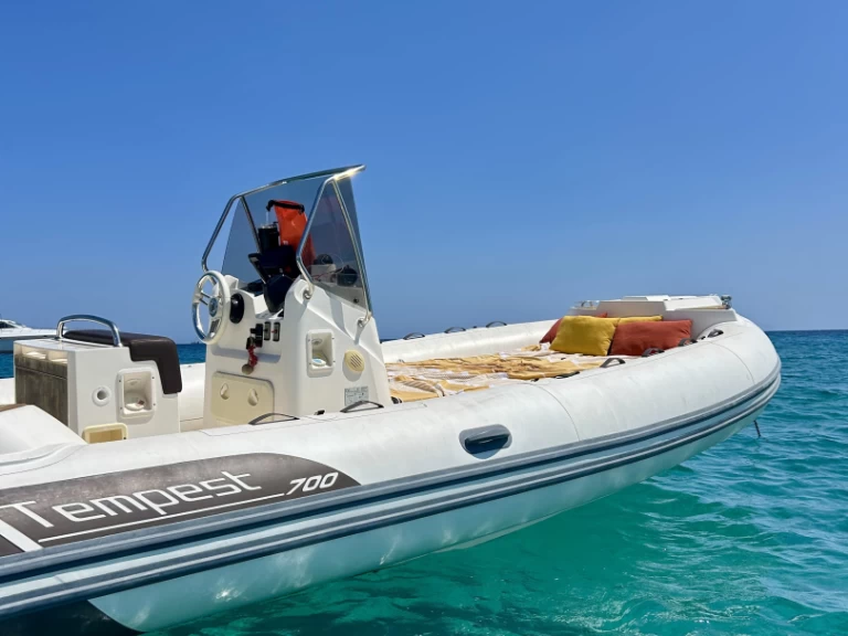 Capelli Tempest 700 charter bareboat eller skeppad i Port Cogolin