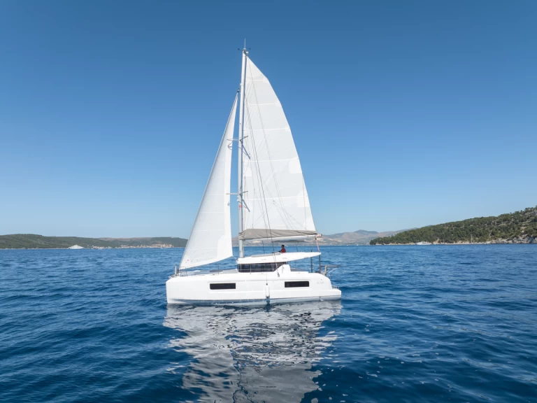 Lagoon Lagoon 38 charter bareboat eller skeppad i Rogoznica