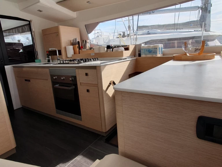 Fountaine Pajot Aura 51 charter bareboat eller skeppad i Donji Seget
