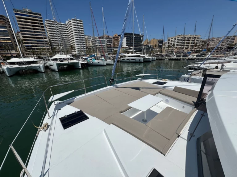 Bali Bali 4.2 charter bareboat eller skeppad i Palma de Mallorca