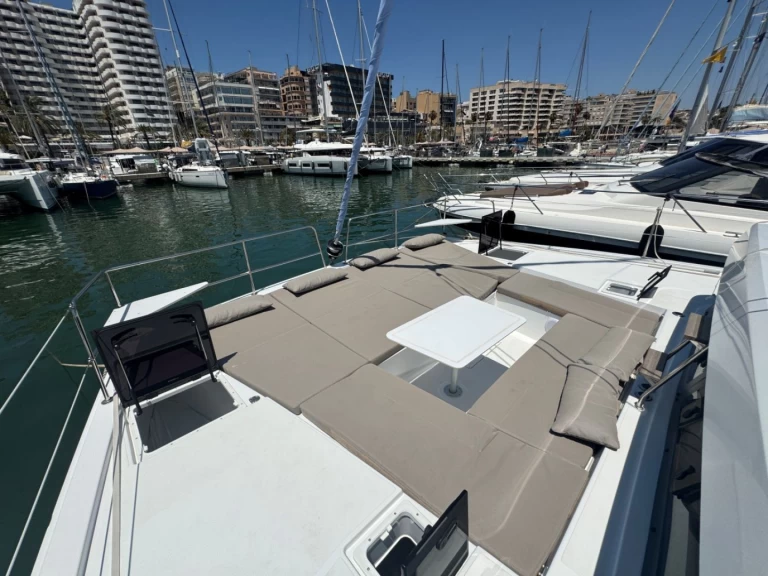 Bali Bali Catsmart charter bareboat eller skeppad i Palma de Mallorca