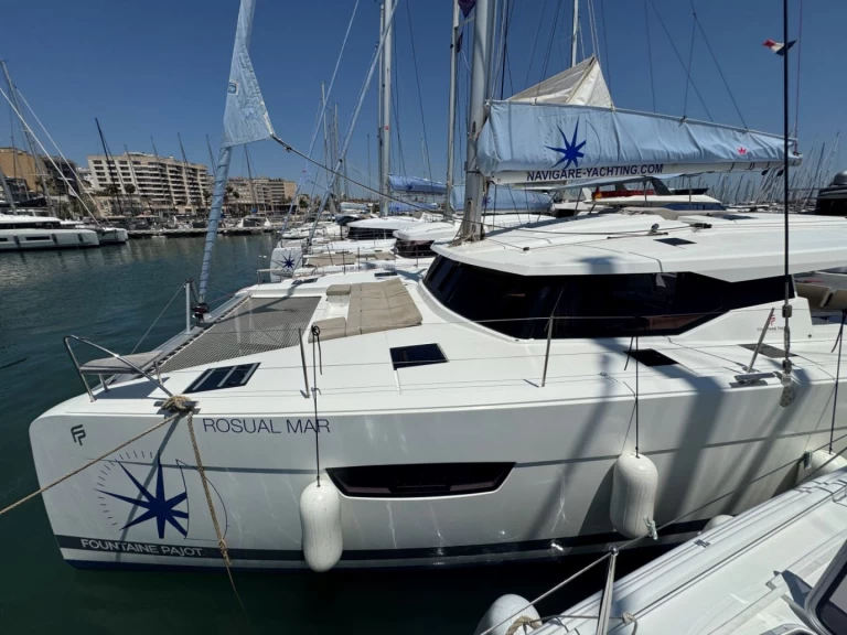 Fountaine Pajot Astrea 42 charter bareboat eller skeppad i Palma de Mallorca