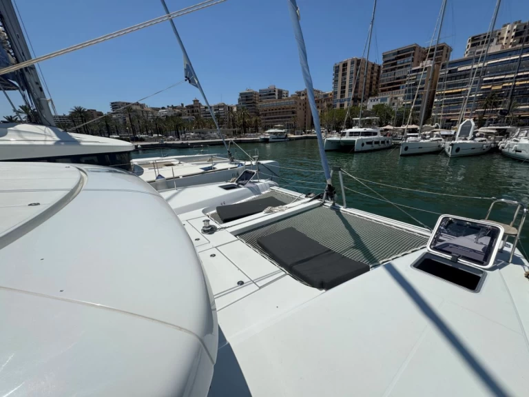 Lagoon Lagoon 42 charter bareboat eller skeppad i Palma de Mallorca