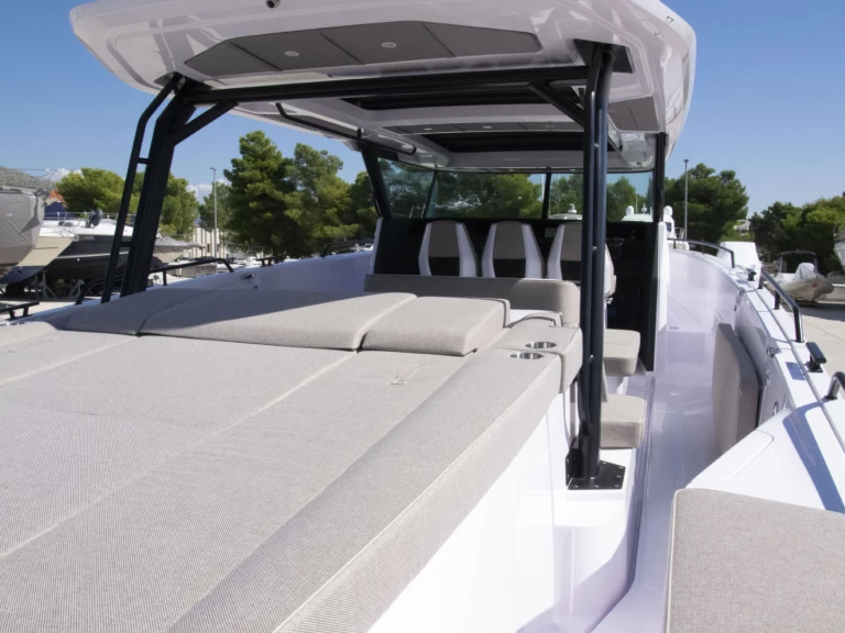 Axopar Axopar 45 Cross Top charter bareboat eller skeppad i Donji Seget