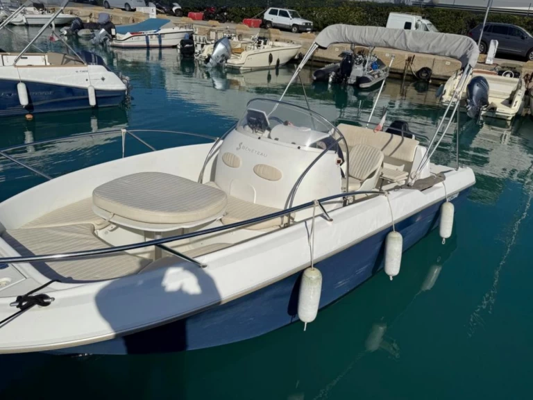 Chris Craft Sea Hawk 213 charter bareboat eller skeppad i Cannes