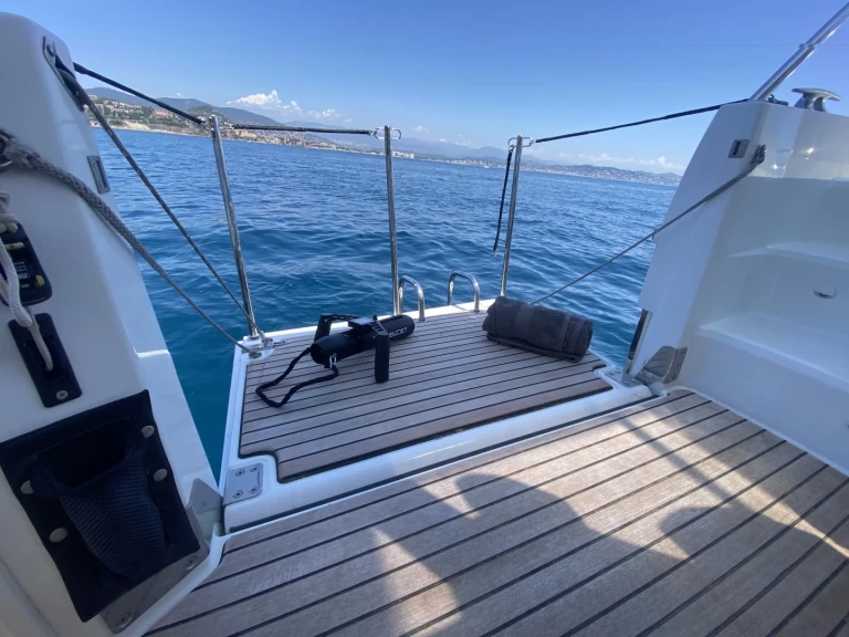 Uthyrning Motorbåt  Jeanneau med en båtlicens 