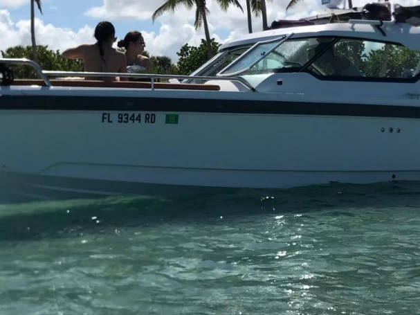 Uthyrning Lyx yacht Axopar med en båtlicens 