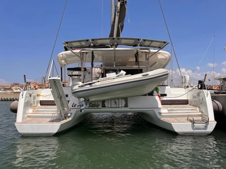 Lagoon Lagoon 42 charter bareboat eller skeppad i Nettuno