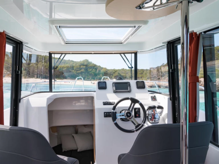 Bénéteau Barracuda 8 charter bareboat eller skeppad i Puerto Deportivo Marina de Santander