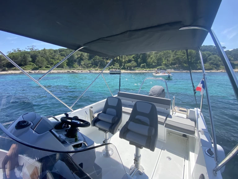 Jeanneau Cap Camarat 6.5 CC Serie 3 charter bareboat eller skeppad i Saint-Aygulf