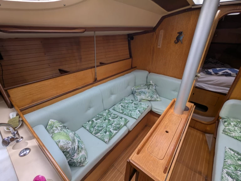 Bénéteau Oceanis 350 charter bareboat eller skeppad i Port de Penerf