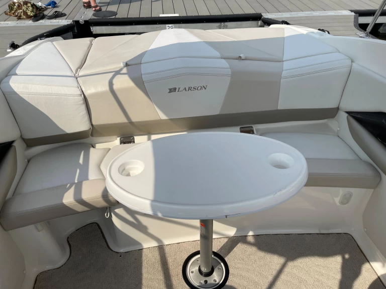 Larson LXI 228 charter bareboat eller skeppad i Aix-les-Bains