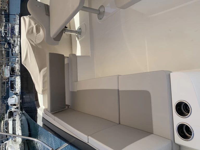 Uthyrning Motorbåt  Bénéteau med en båtlicens 