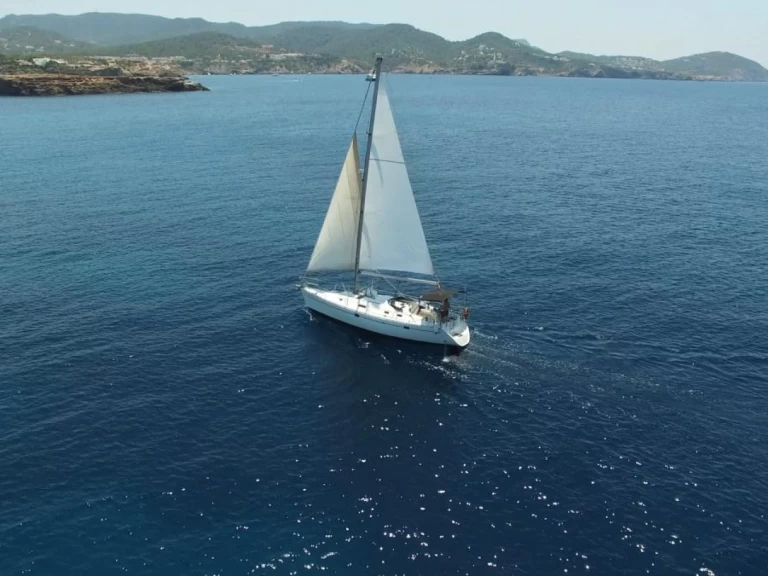 ENG Oceanis 383 charter bareboat eller skeppad i Ibiza Town