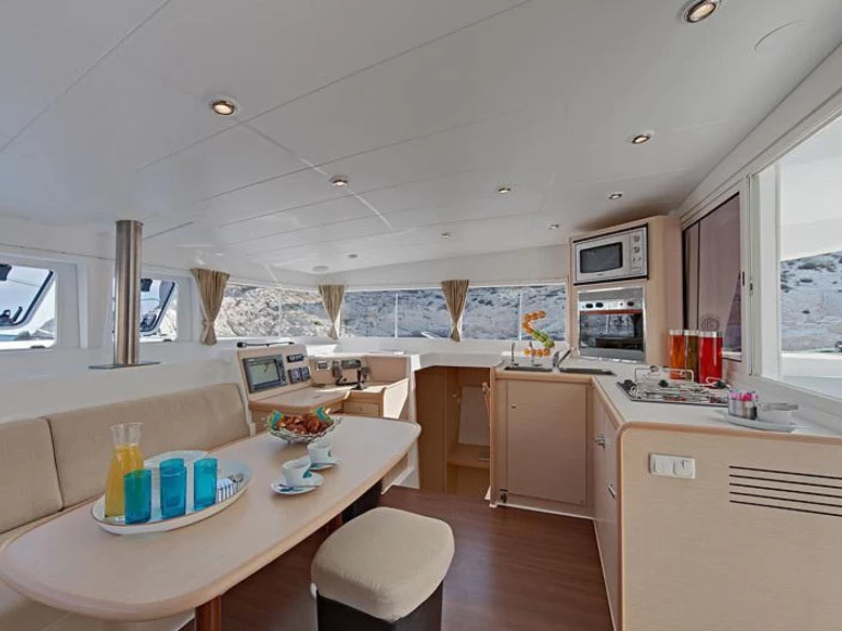 Hyra Katamaran  med eller utan skeppare Lagoon Es Jondal 