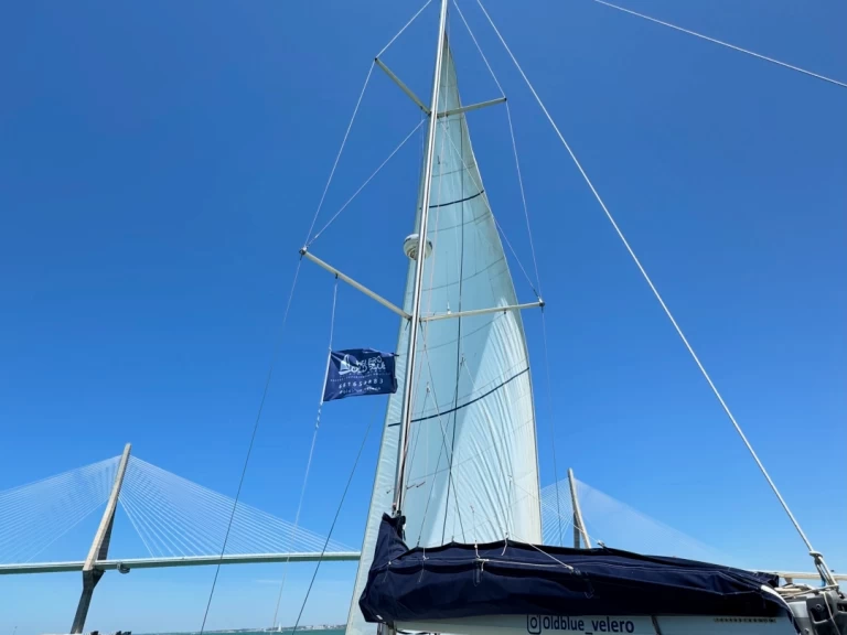 Uthyrning Segelbåt  Jeanneau med en båtlicens 