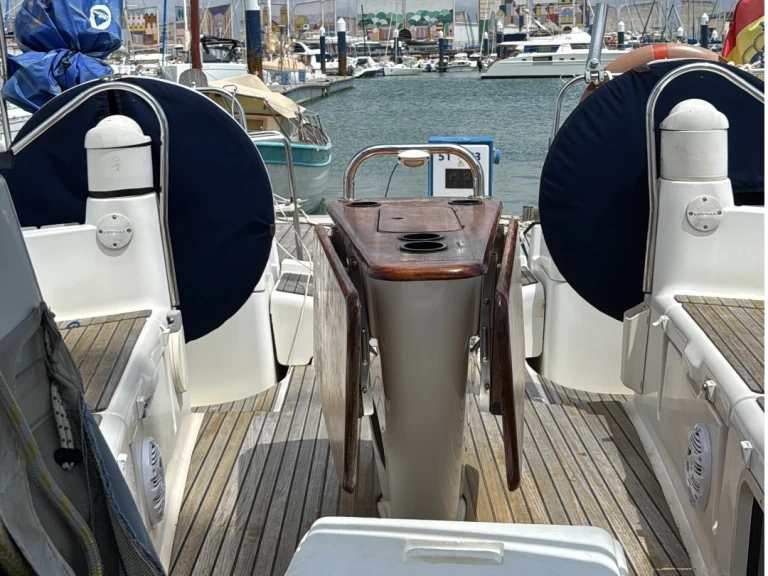 Uthyrning Segelbåt  Jeanneau med en båtlicens 