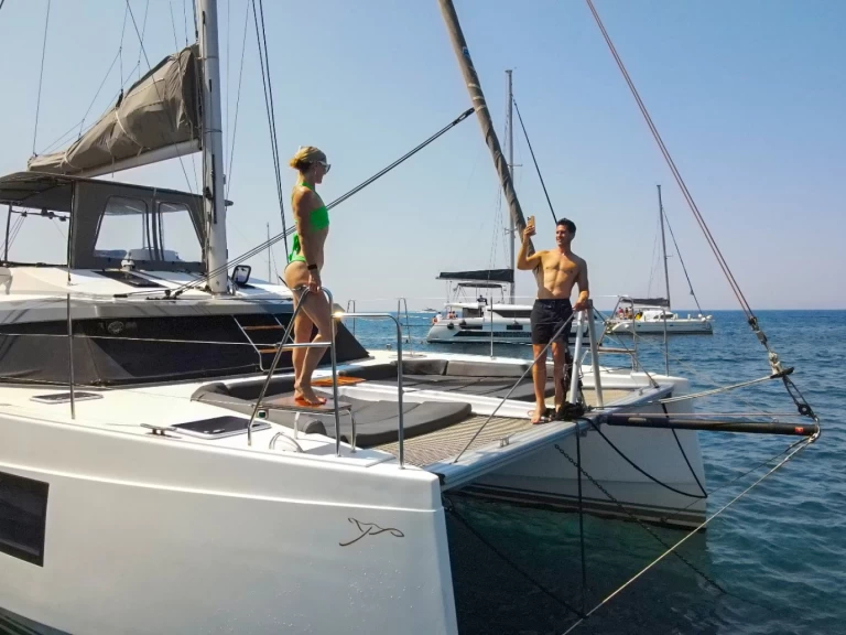 Nautitech Nautitech 46 Fly charter bareboat eller skeppad i Santorini (holme)