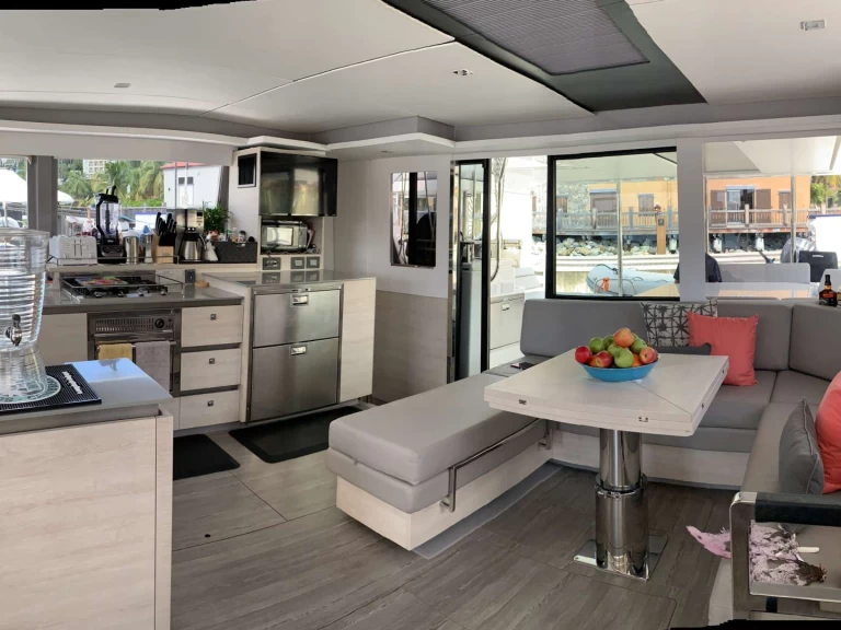 Leopard CHANGES IN LATITUDES charter bareboat eller skeppad i Virgin Gorda