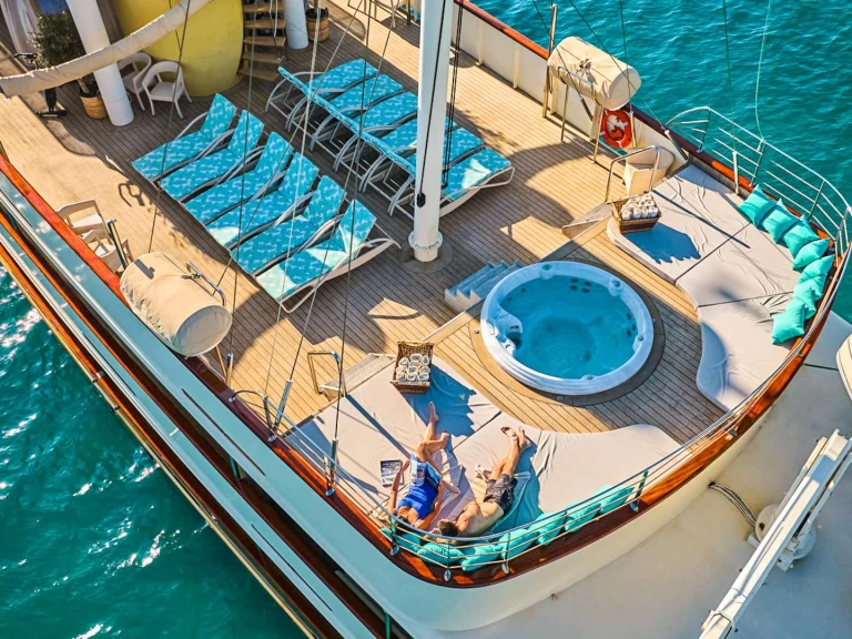 Lyx yacht för uthyrning Trogir  till det bästa priset 