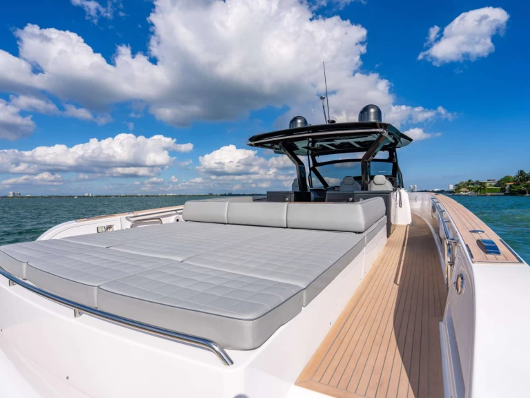 Lyx yacht för uthyrning Miami  till det bästa priset 