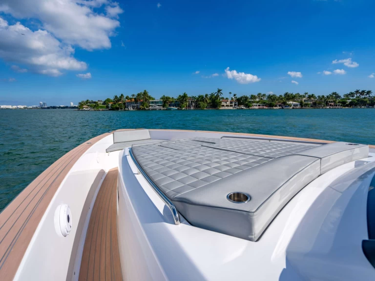 Pardo Yachts Sero charter bareboat eller skeppad i Miami 
