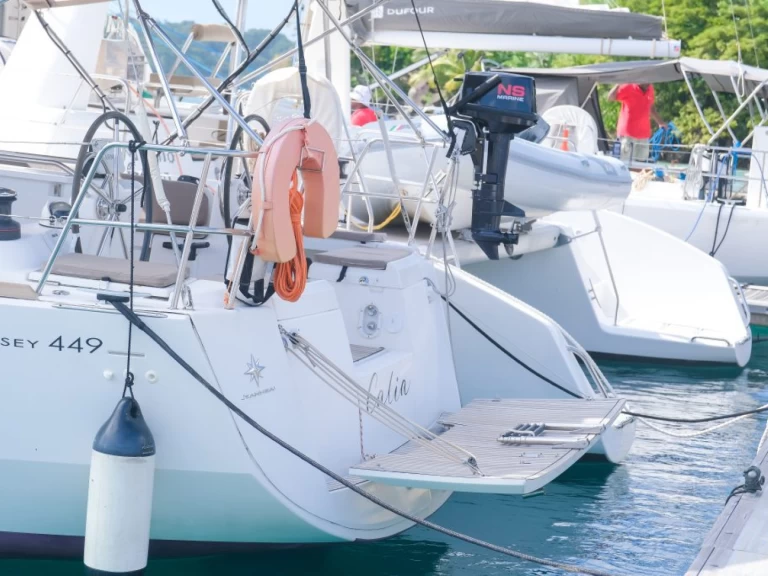 Uthyrning Segelbåt  Jeanneau med en båtlicens 