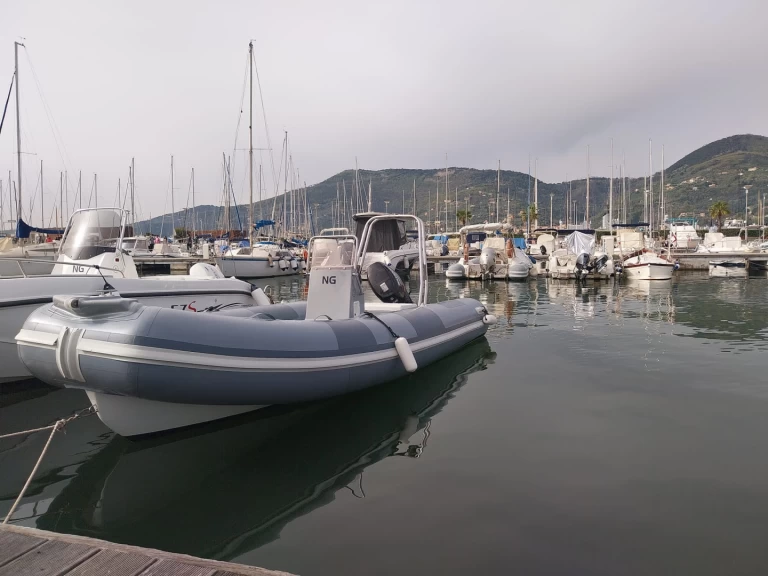 Bwa Bwa 550 Pro charter bareboat eller skeppad i La Spezia