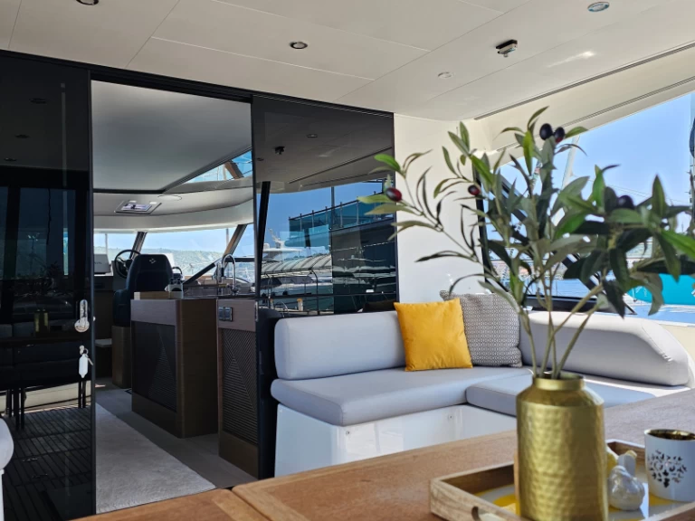 Prestige Prestige M48 charter bareboat eller skeppad i Rogoznica