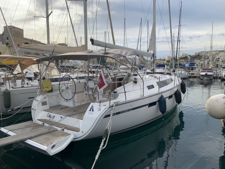 Bavaria Bavaria 41 charter bareboat eller skeppad i Kalkara