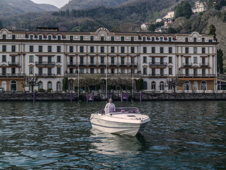 Uthyrning Motorbåt  Airon med en båtlicens 