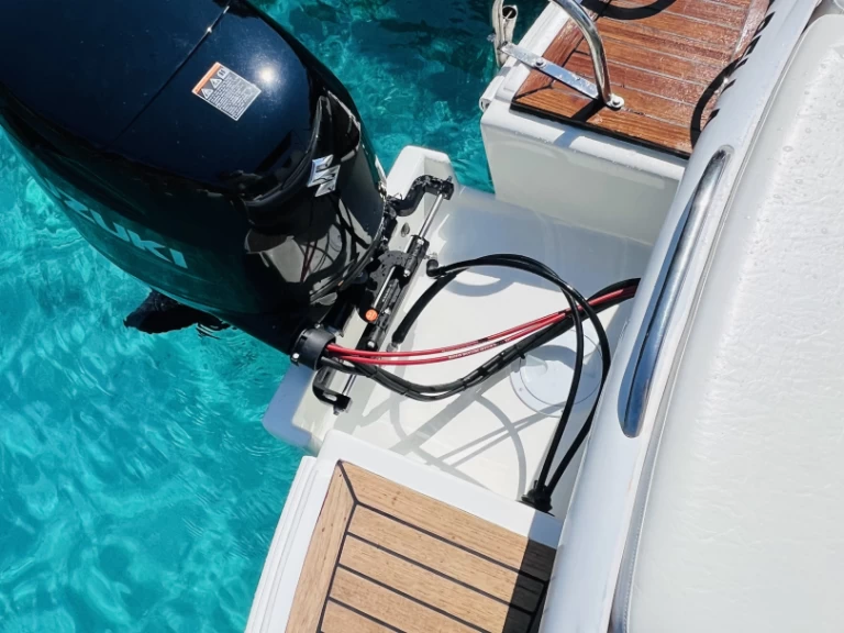 Daganz OPEN SIX charter bareboat eller skeppad i Cala d'Or