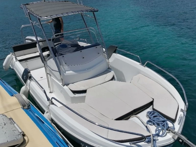 Bénéteau Flyer 6.6 SPACEdeck charter bareboat eller skeppad i Porto-Vecchio