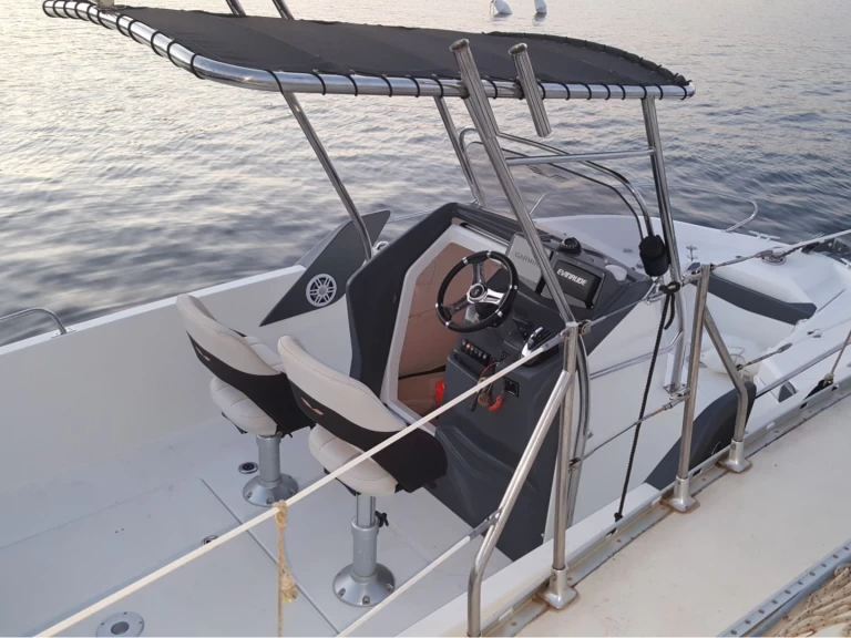 Hyr en Bénéteau Flyer 6.6 SPACEdeck Porto-Vecchio 