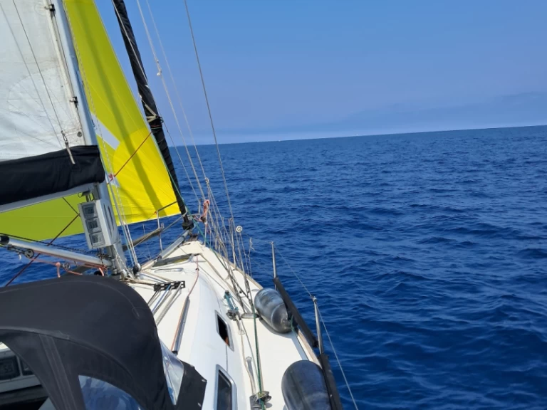 Bénéteau First 36.7 charter bareboat eller skeppad i Canet-en-Roussillon