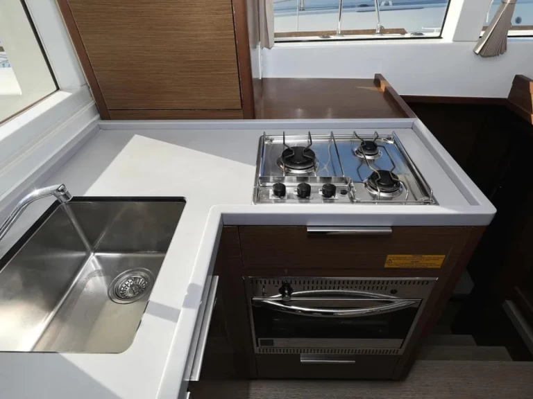 Katamaran  för uthyrning Limassol Marina till det bästa priset 