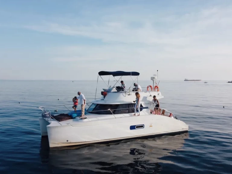 Fountaine Pajot Highland 35 charter bareboat eller skeppad i Belém