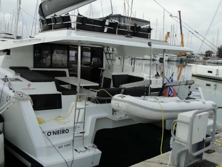 Fountaine Pajot Elba 45 charter bareboat eller skeppad i Alimos