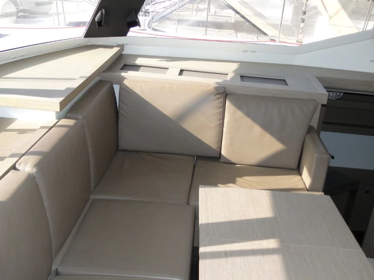 Fountaine Pajot Astrea 42 charter bareboat eller skeppad i Alimos