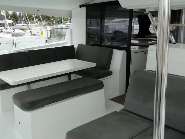 Yacht charter Alimos billig Astrea 42