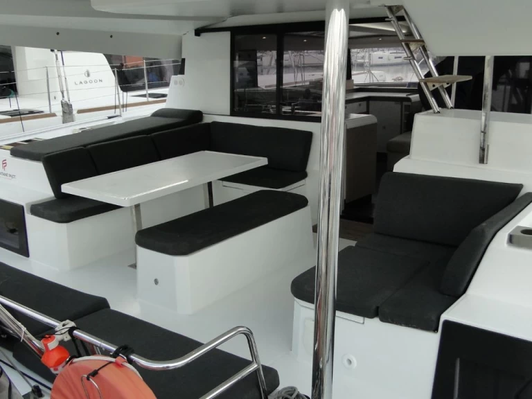 Hyr en Fountaine Pajot Elba 45 Alimos 