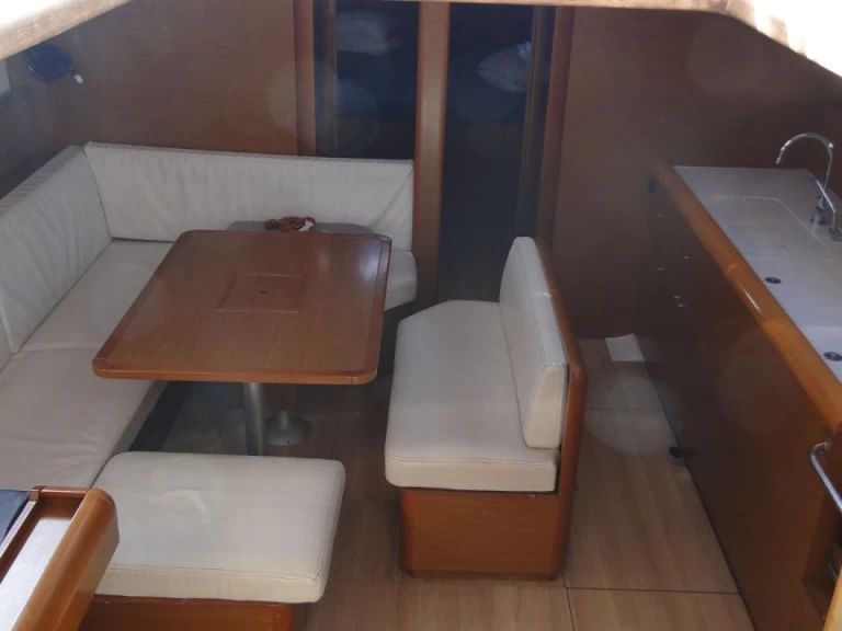 Hyra Segelbåt  med eller utan skeppare Jeanneau Alimos 