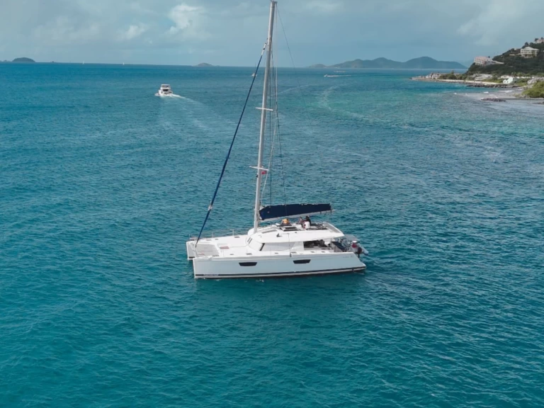 Fountaine Pajot Saba 50 charter bareboat eller skeppad i Road Town