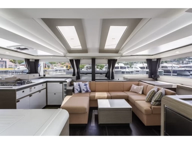 Fountaine Pajot Elba 45 charter bareboat eller skeppad i Road Town