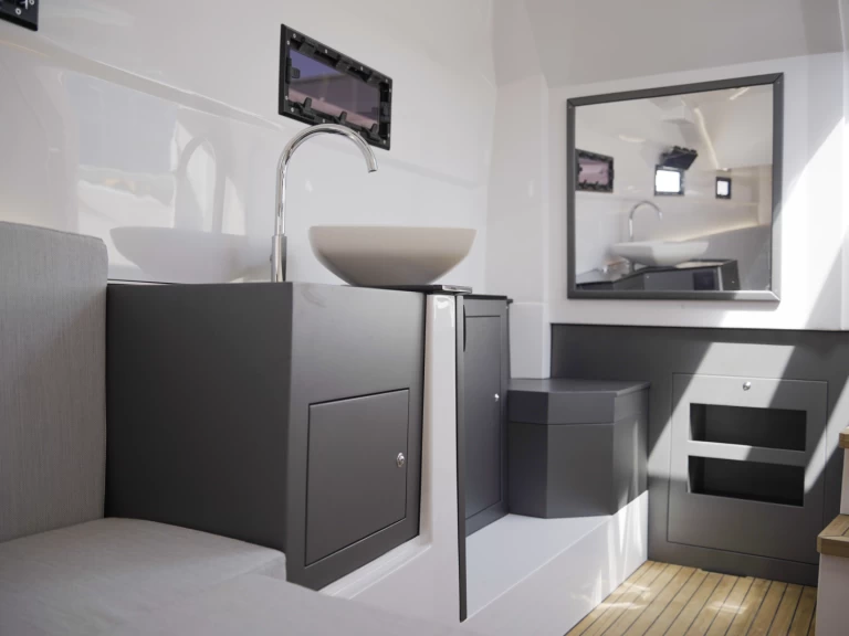 Pirelli Pirelli 42 EFB charter bareboat eller skeppad i Torre Annunziata